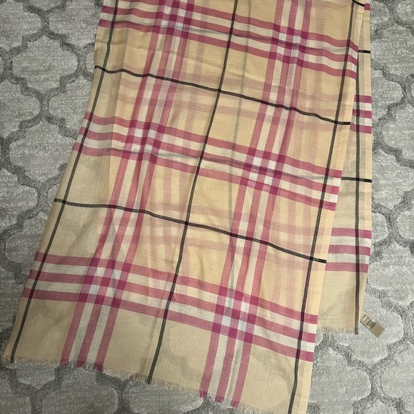 Authentic Burberry scarf - Picture 7 of 7